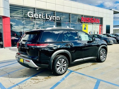 2025 Nissan Pathfinder SL