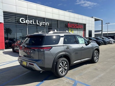 2025 Nissan Pathfinder SL