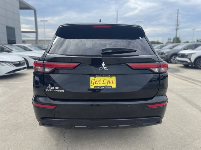 2022 Mitsubishi Outlander Base