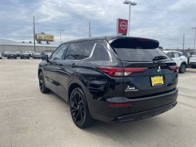2022 Mitsubishi Outlander Base